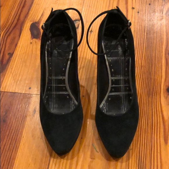BCBG Women’s black suede heels - size 7.5 - Picture 2 of 8